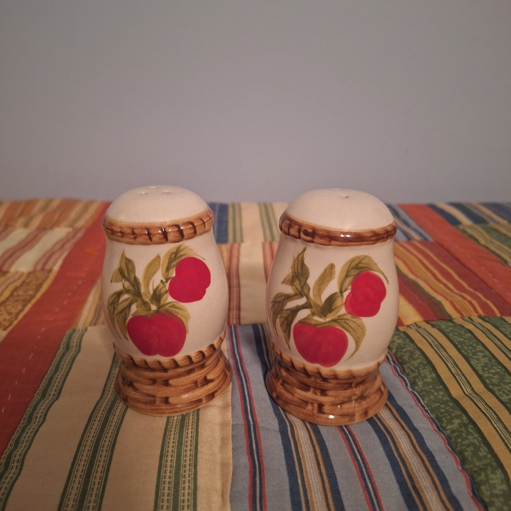 Alco Apple Design Salt and Pepper Shakers